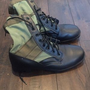 Heavy duty combat boots